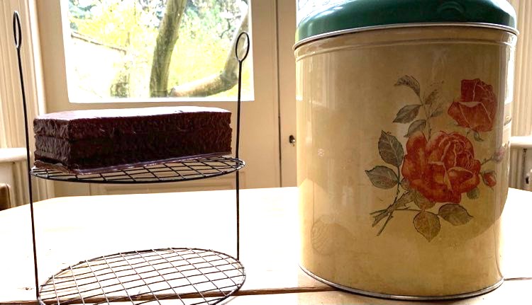 Imagie your xcakes is this wonderful #vintage Worcesterware cake tin covered in roses.

A wire rack ensures the safe storage & lifting out of 2 cakes. bit.ly/1SQxMWK

#AfternoonTea #HomeBaking