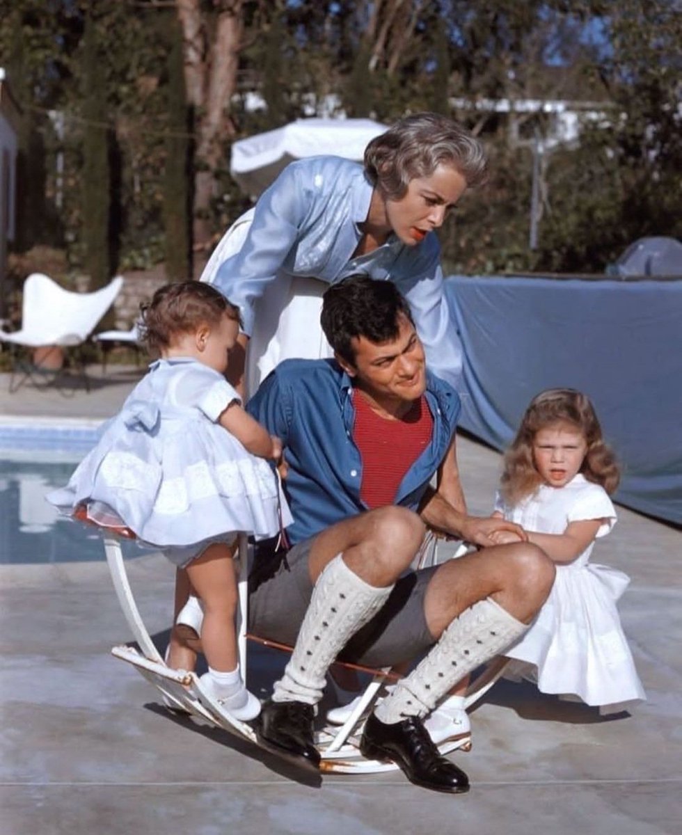 Tony Curtis ve Janet Leigh kızları  Kelly ve Jamie Lee ile Los Angeles'taki evlerinde, yıl 1960
(Tony'nin çorapları da pek hoş😁)
#TonyCurtis #JanetLeigh #JamieLeeCurtis #KellyCurtis #Aile #1960lar