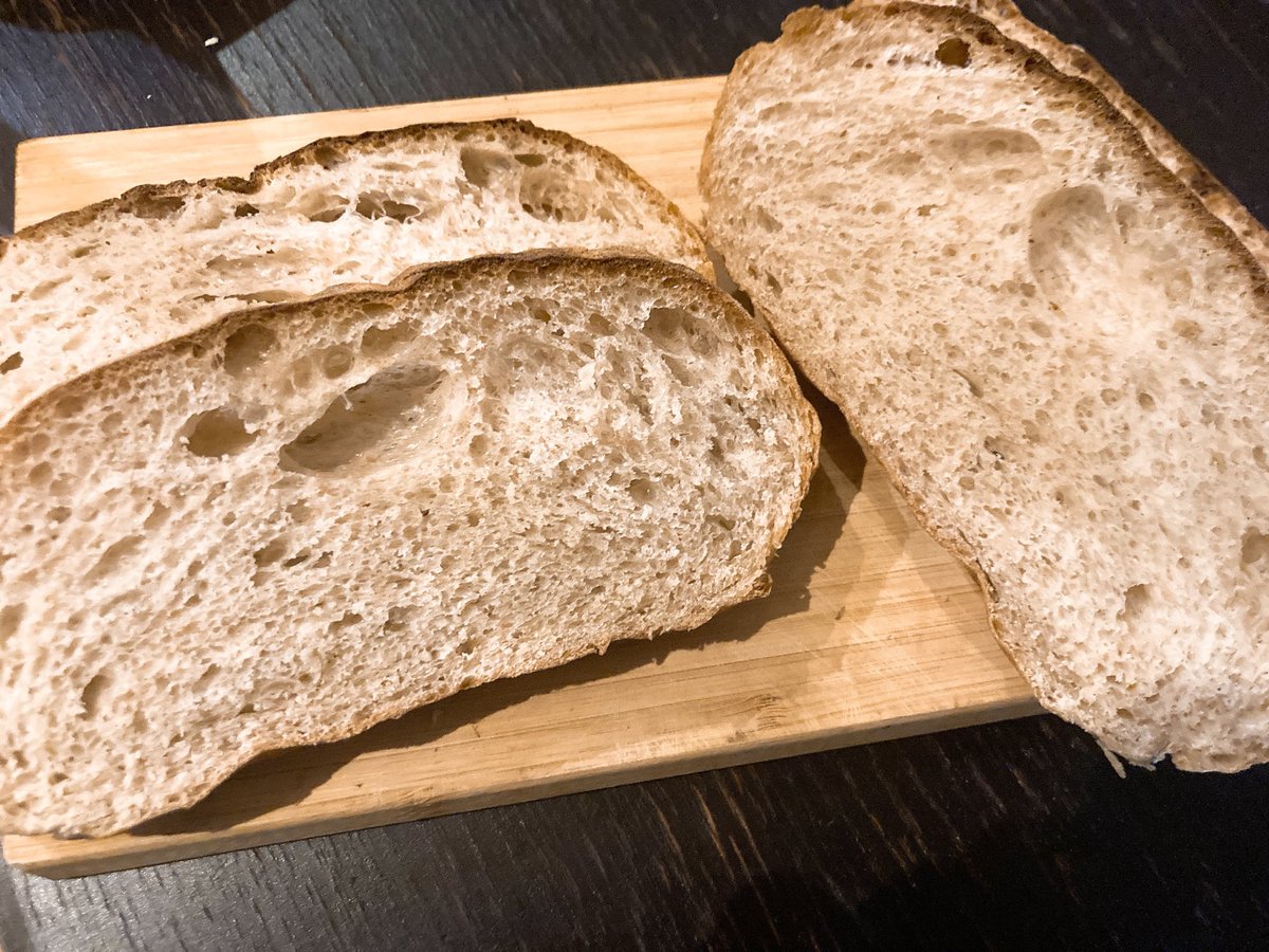 제빵 타래. 
반죽기 산 이후로 열심히 굽는중. 사진은 시간 순서대로인데 느리지만 조금씩 발전하고 있..는듯?