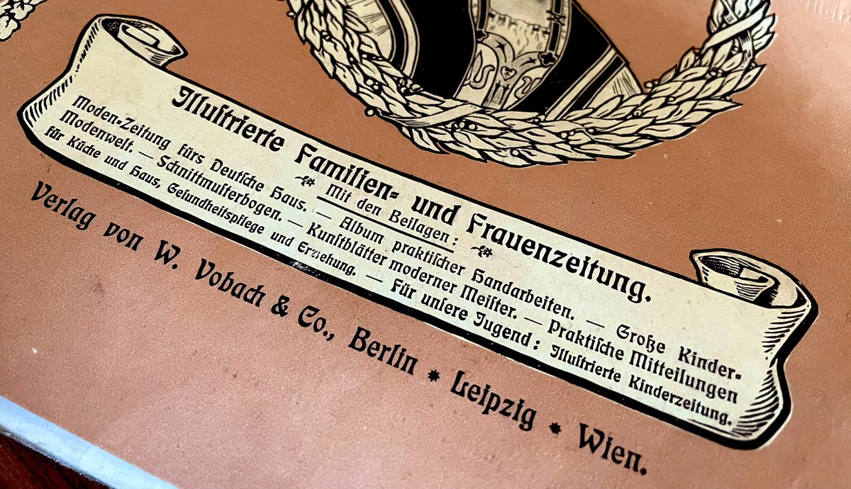 JacobiLea's tweet photo. Heute unbeschreibliche Flohmarkt-Schätze ergattert. Ausgaben von Reclam-Büchern von 1965 und illustrierte Sonntagszeitungen für Familien und Frauen aus dem Jahr 1904! Inklusive illustrierter Kinderzeitung. Was ein Glück! #Wochenzeitung #Literatur #KJL #Germanistik @ReclamVerlag https://t.co/reQnWNSVTd