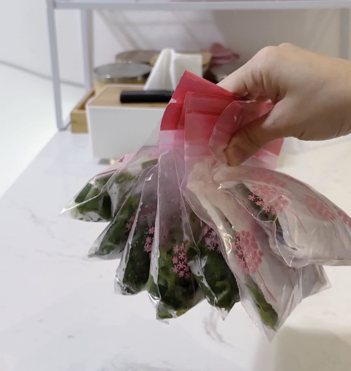 Simpan daun daun supaya tahan lama.

Untuk daun kari &amp; daun limau purut, bersihkan, keringkan, lepastu simpan dalam plastik with tissue.