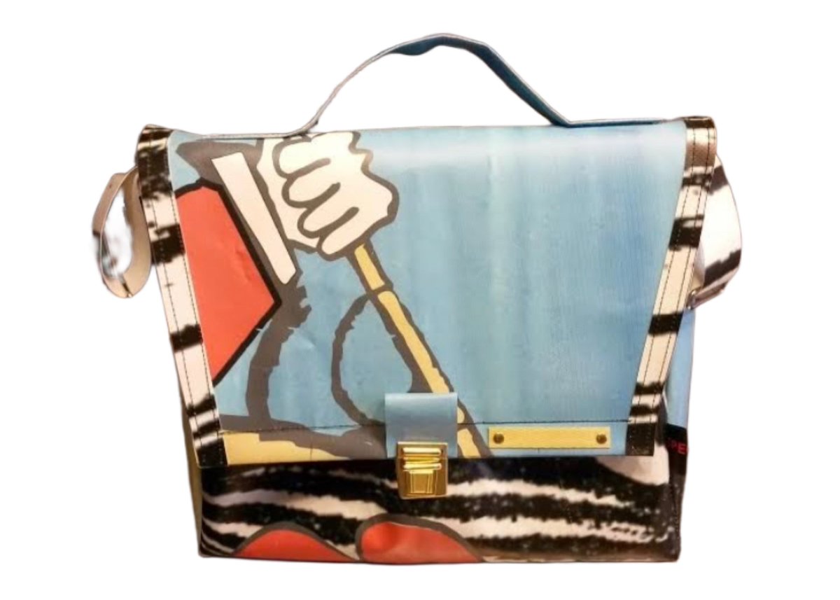 CutCanvasDesign's tweet image. Il progetto di recupero del PVC per la produzione di borse è un&apos;iniziativa sostenibile che mira a ridurre gli sprechi e l&apos;inquinamento. Il PVC viene raccolto, riciclato e trasformato in materiali di alta qualità per creare borse durevoli e alla moda. -#riciclo #ecosostenibilita