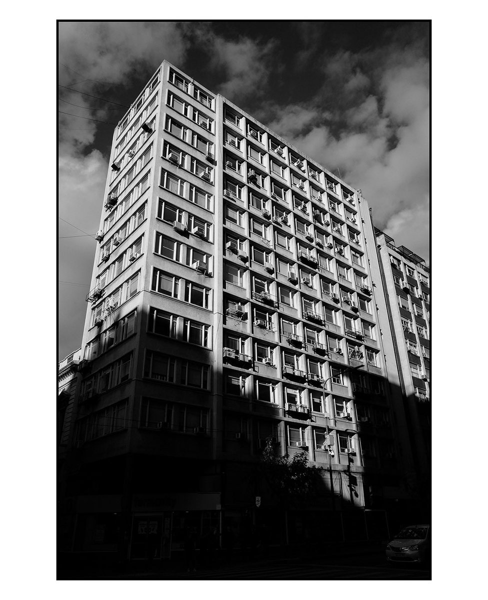 Have a nice sunday photolovers! 📷🫶

| Sun & shadows VI |

#FujiRecipe #Xtrans #SOOC #Monochrome #Fujifilm #straightoutofcamera  #streetblackandwhite   #blackandawhitephotography #blancoynegro #outdoors #Fujix70 #Sky #Building #Architecture #buenosaires #argentina #shadows