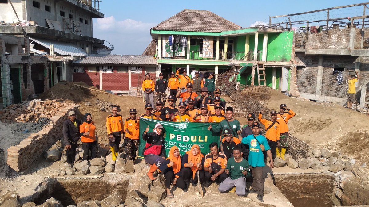 TrimoHarnanto9's tweet photo. Pagi tadi hingga sore BANSER BAGANA SATKORYON KAJORAN,LPBINU,CBP Menyerahkan donasi sekaligus baksos diPondok pesantren Darul Mutaqim Mbolong Desa Ngaditirto Selopampang Kab. Temanggung Jawa Tengah https://t.co/B5C3zO5GXA