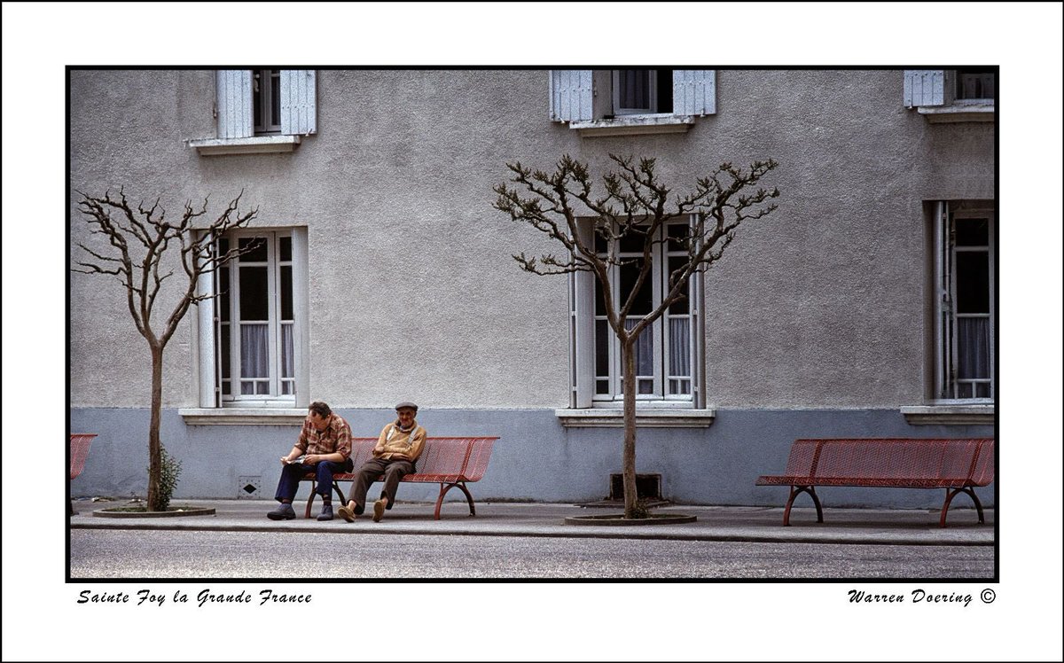 Morning Sainte-Foy-la-Grande #photography #Ektachrome #film #filmphotograghy #Film135mm #135film #Nikon #NikonF3 #SainteFoylaGrande #France #streetphotography #morning