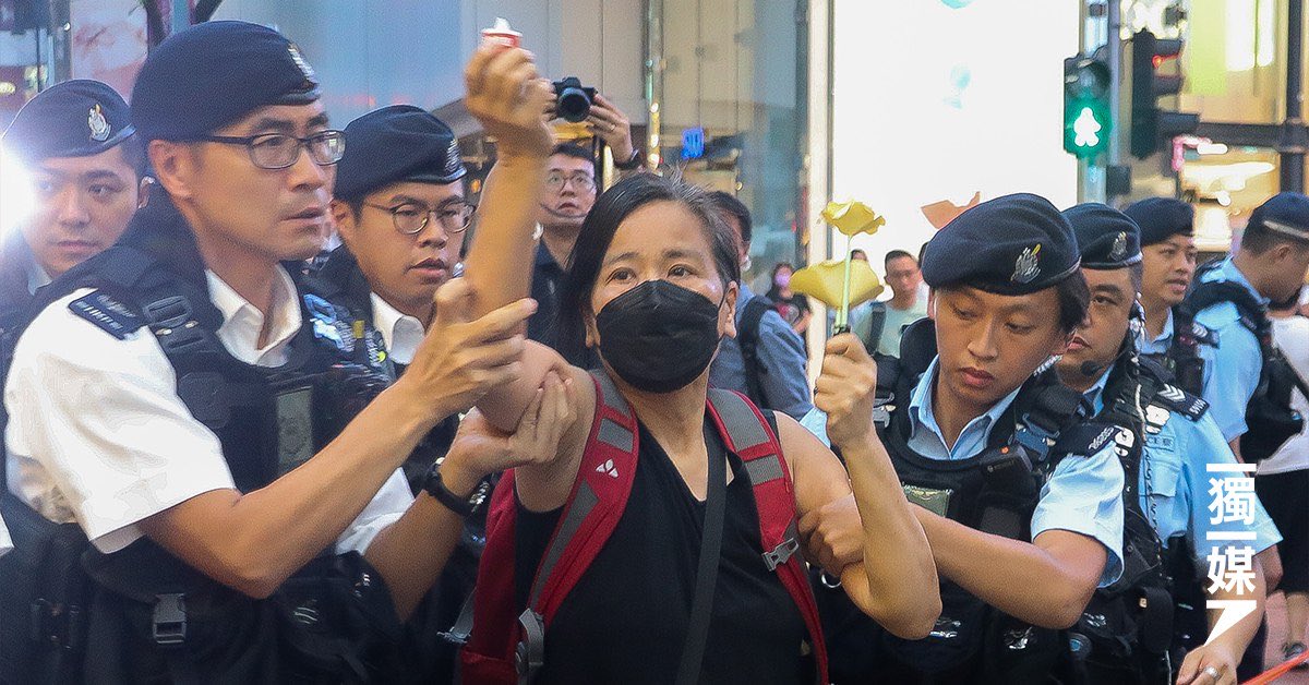 inmediahk's tweet photo. #六四34 陳寶瑩持黃色紙花被帶走

晚上6時58分，社民連主席陳寶瑩被拉入銅鑼灣記利佐治街封鎖區。她身穿黑色背心長裙，背紅色背包，手持黃色摺紙花及寫上「支持天安門母親」的電子蠟燭。她被多名警員拉著雙臂及背包，隨即被帶上警車，期間與警員有拉扯。
… https://t.co/58YlJp8TpG