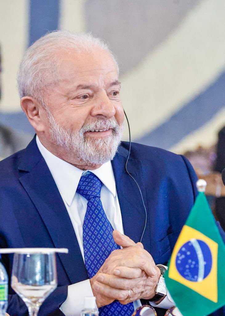 LulaOficial's tweet photo. Começamos a semana recebendo todos os países da América do Sul no Brasil, para conversarmos sobre a necessidade de atuarmos juntos pelo futuro da nossa região. Na economia, tivemos ótimas notícias: menor taxa de desemprego desde 2015, recorde de empregos formais e crescimento do PIB em 1,9%, acima das expectativas. E terminei a semana me sentindo em casa, em São Bernardo, onde inauguramos o novo prédio da UFABC e visitei a Eletra, empresa brasileira de ônibus elétricos. Muito trabalho e boas notícias para o povo. O Brasil está crescendo! Bom dia e bom domingo para todos.
 📸: @ricardostuckert