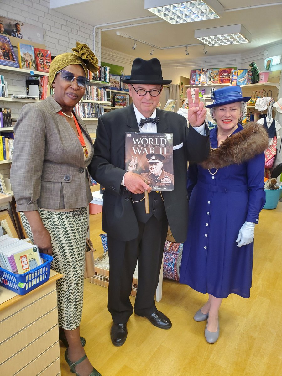 Baamagirl's tweet photo. The annual Vintage Events in our Town has always been fabulous but yesterday's was the best. Would you agree Mayor Day @PaulDayMK ๐
#LoveNP ๐ https://t.co/zNQgbMFusz
