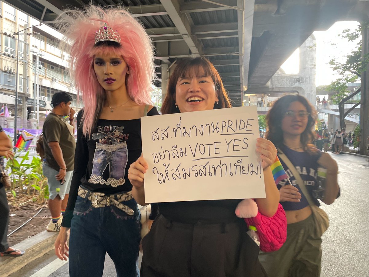 “ส.ส.ที่มางาน Pride อย่าลืมโหวต ‘yes’ ให้สมรสเท่าเทียม” หนึ่งในป้ายของขบวนไพรด์

#BangkokPride 
#บางกอกไพรด์2023