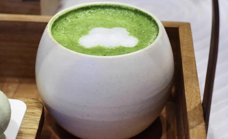 京都市東山区にある「雲ノ茶」。抹茶ラテと雲のムースがセットになった「雲ノセット」が素敵！
