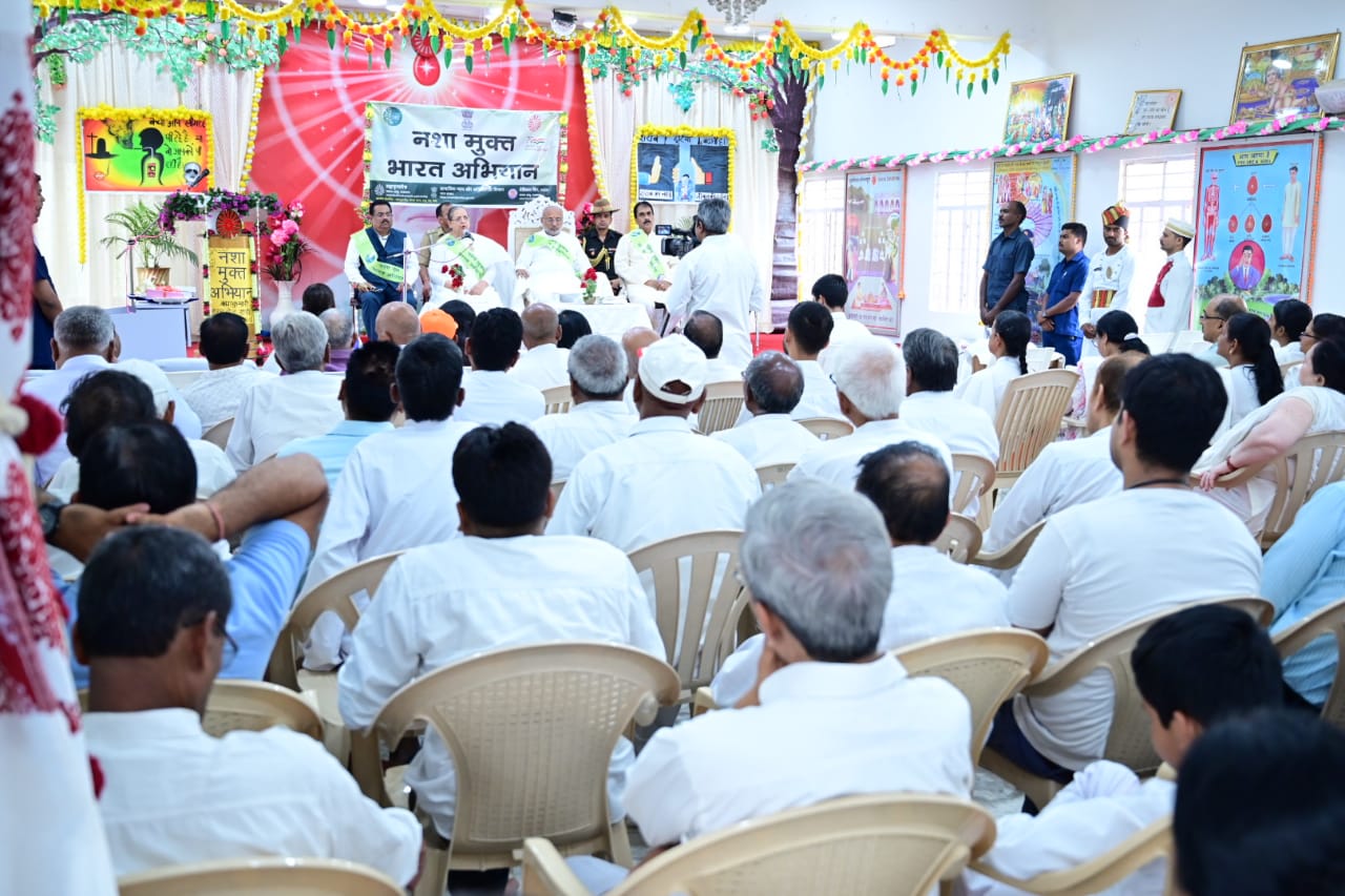 राज्यपाल ने प्रजापिता ब्रह्माकुमारी ईश्वरीय विवि में आयोजित नशा मुक्ति अभियान में भाग लिया-The Governor participated in the anti-drug campaign organized at Prajapita Brahmakumari Ishwariya Vishwavidyalaya.