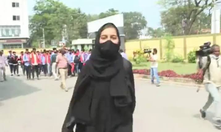 This girl wearing a veil protested against the banning of girls from attending college. Interestingly, she was also the top-ranking student in Karnataka.'

She said, 'I will do something that the world will remember me for.😘

#EducationForAll #GirlsCanDoAnything 
 #GirlPower