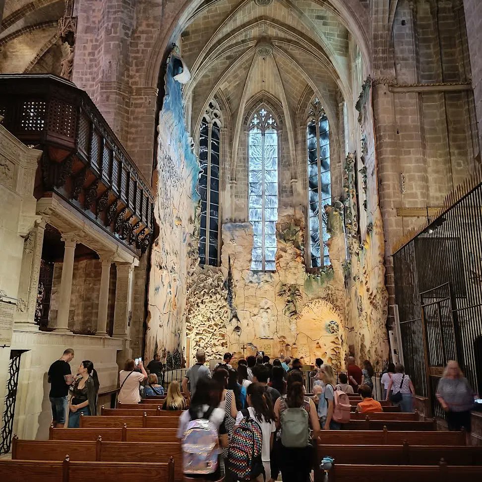 iesrllull's tweet image. Alumnes de 2n d'ESO van visitar La Seu per conèixer de prop l'art gòtic i a més varen poder gaudir de les reformes que es van dur a terme a l'edifici per en Miquel Barceló a principis del segle XXI i per n'Antoni Gaudí a principis del segle XX.
#LaSeu #Gòtic #Gaudí #MiquelBarceló
