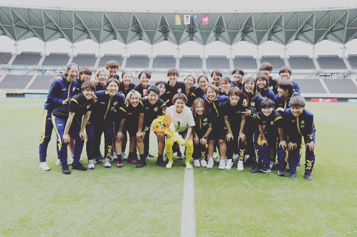 jefchiba_ladies's tweet photo. 本日の試合をもって、鶴見綾香選手が現役引退💐
ジェフ千葉レディースアカデミー出身として歴史を築いて来た鶴見選手。本当にお疲れ様でした🤝

#jefunited #ジェフ千葉レディース #ジェフ千葉レディースアカデミー
#WEリーグ #引退 #現役引退 https://t.co/ecO1yAeC2W