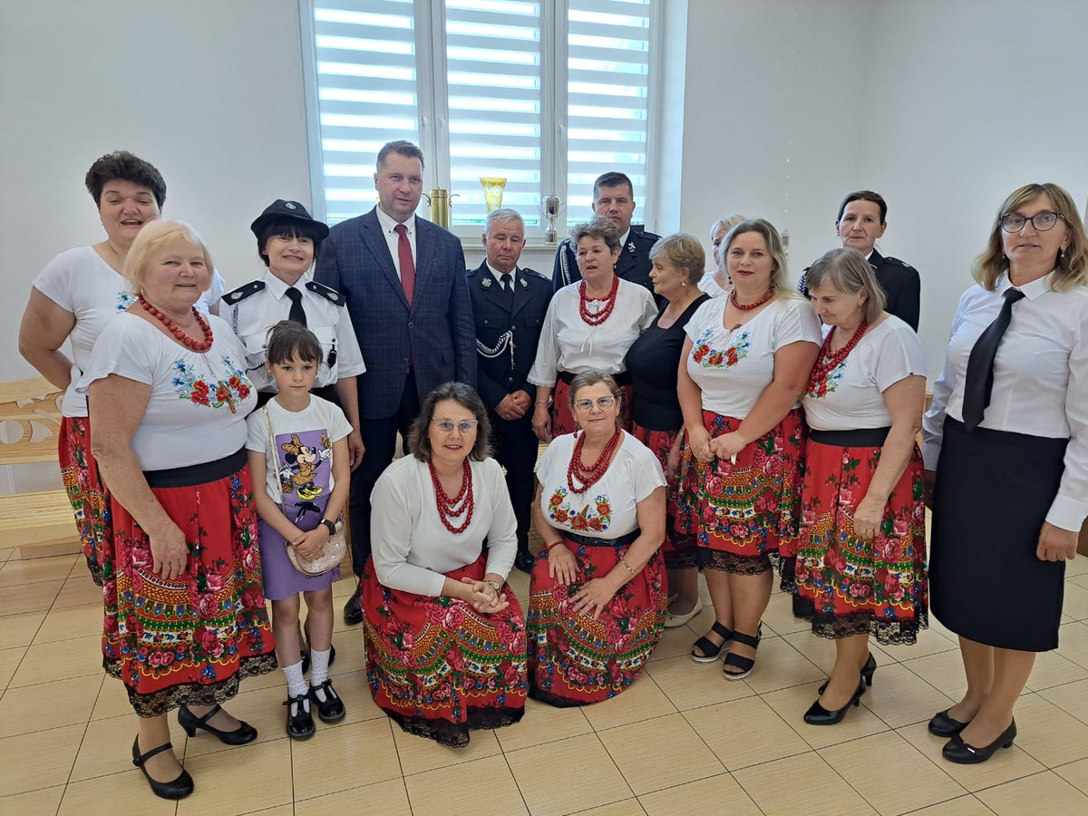 CzarnekP's tweet photo. Z genialnymi Paniami z KGW na uroczystości 70-lecia OSP Majdan Grabina. Bardzo dziękuję za wspaniałe przyjęcie. https://t.co/U6CGPxs9BC
