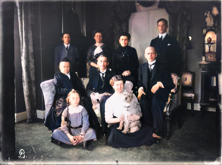 varisigne's tweet photo. Indreniuksen perhe kotonaan ryhmäkuvassa (Kaupunginmuseo, #helsinki). Alkuperäinen kuva @signebrander, värit #DeOldify https://t.co/y31PFy70VW