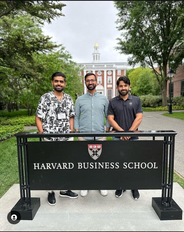 [#UPDATE]

Gems of PCT 🏏

Babar Azam & Mohammad Rizwan became the 1st ever cricketers to partake in Harvard Business School's executive education program.

They attended classes, from May 31 to June 3, on the illustrious #Harvard Business School campus in Boston, Massachusetts.