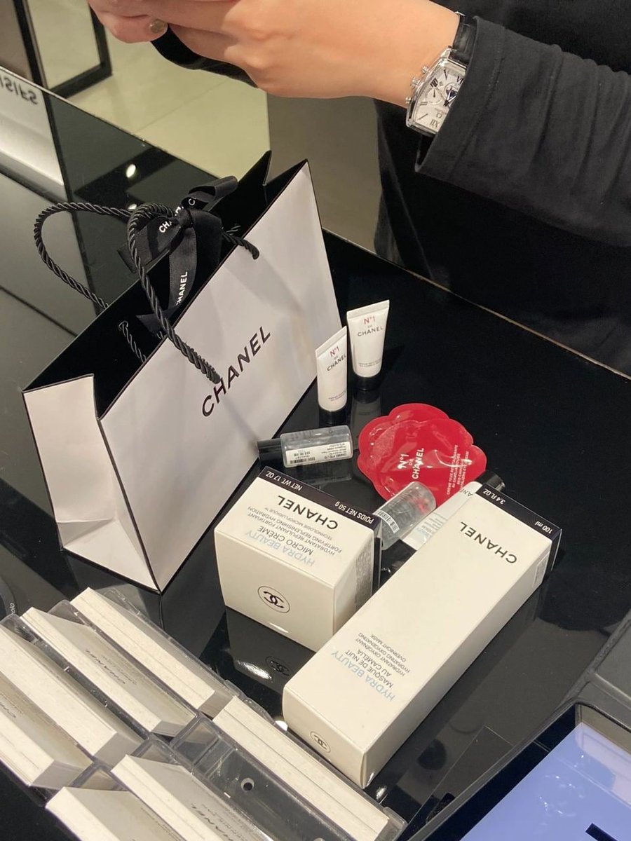 In this world, everyone loves shopping, especially girls, happy weekend and happy shopping!