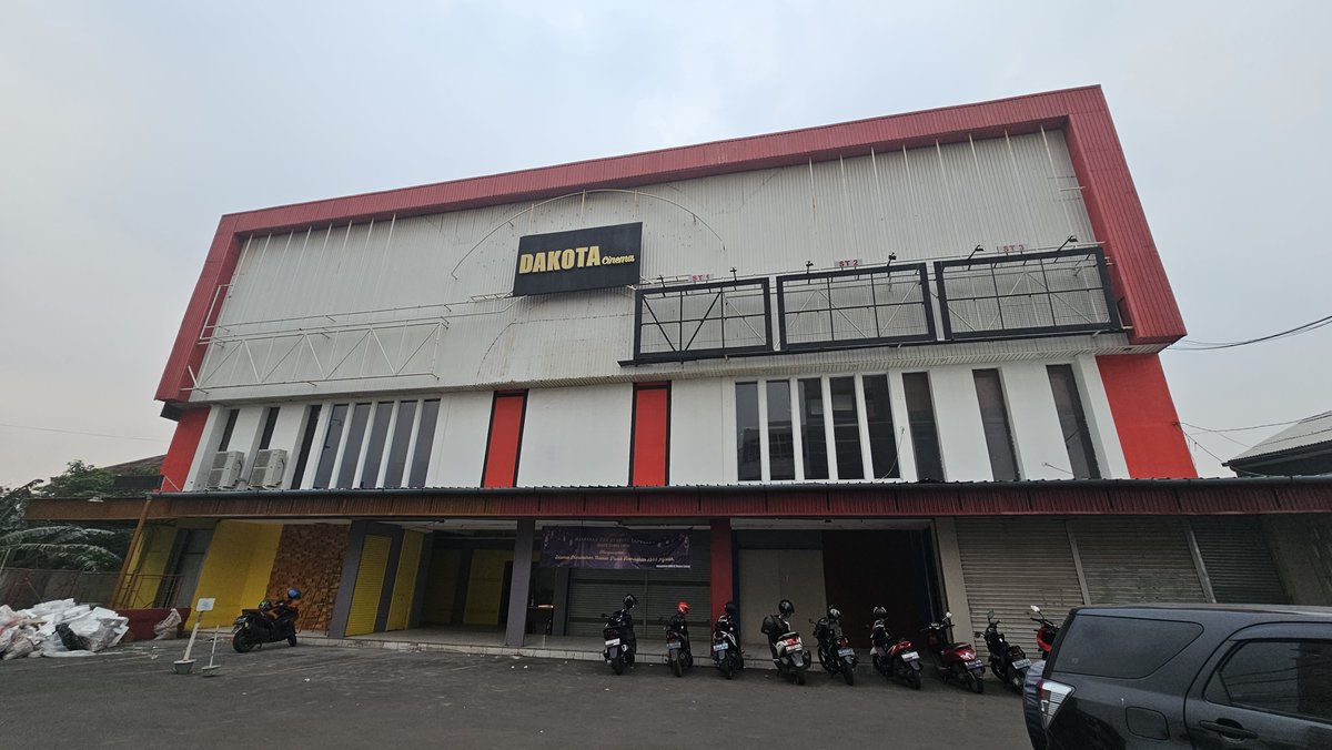 RIP Dakota Cinema Caman

Sore tadi santai afternoon ride, niatnya mau foto-foto.
Eh ternyata sudah tutup pasca Lebaran.

Jadi sekarang outlet Dakota Cinema tinggal ada di ... (follower lama pasti tau)