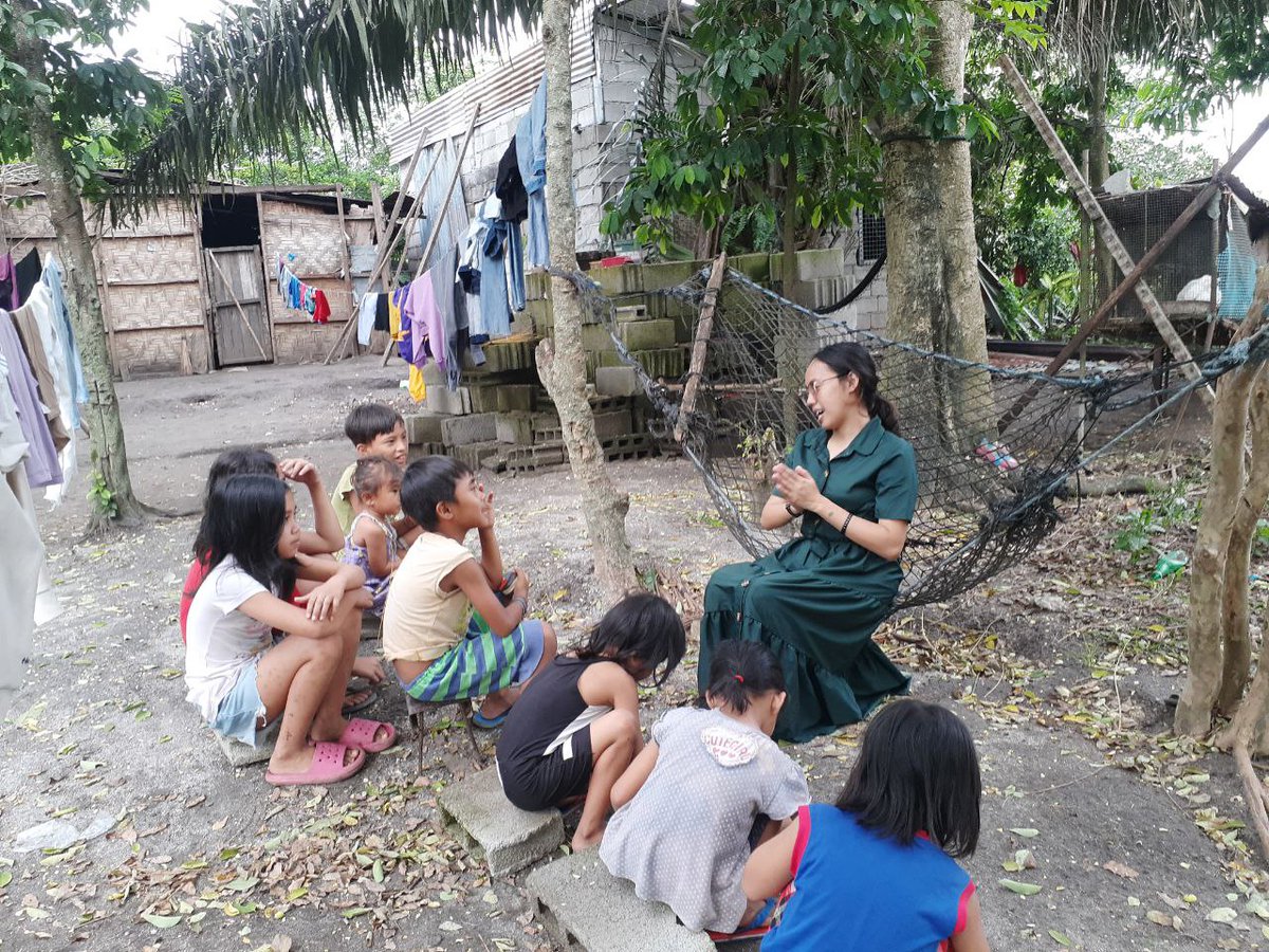 rosielyngrace's tweet photo. - teaching the little children how to pray πβ¨
#Simbalay <3 https://t.co/CEVu96viRt