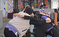 violetxine's tweet photo. Group hug that matters.
#TCOTeamBuilding | @iampieofficial https://t.co/GHbSMxAMnc