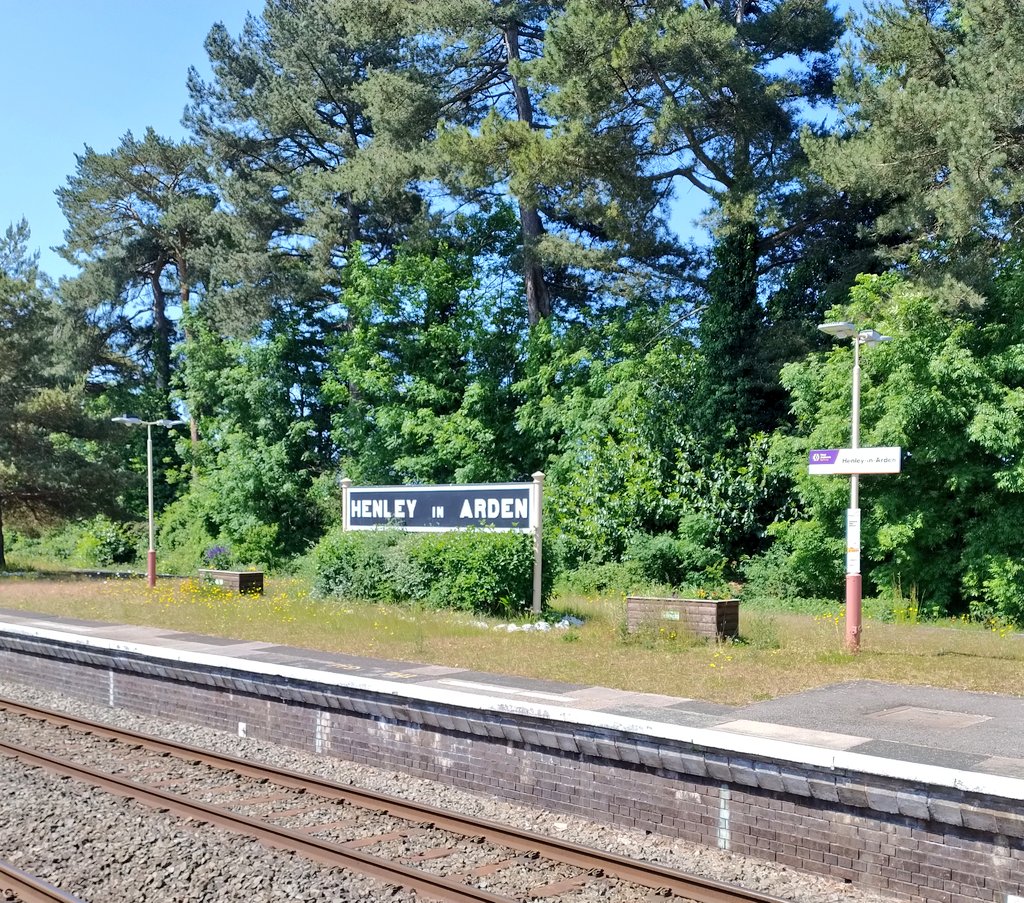 Little trip out to #HenleyinArden station this morning. Lovely traditional GWR. Looks like it's getting a bit of a freshen up too! @WestMidRailway