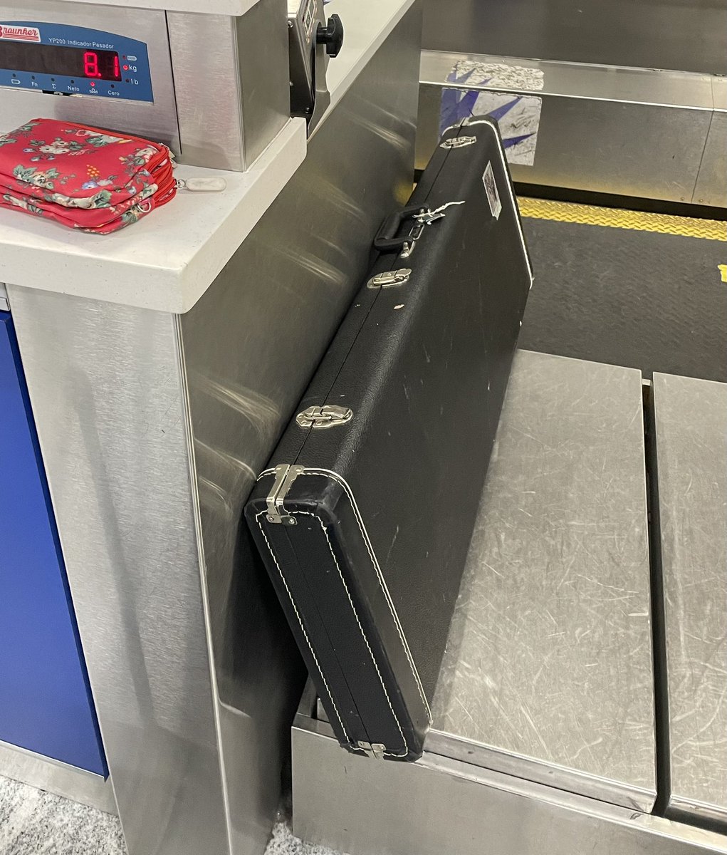 Porfavor ayuden a re-twittear. <a href="/Aeromexico/">Aeroméxico</a> <a href="/AM_Escucha/">Aeroméxico escucha</a> está cobrando $1,300 por obligar a llevar una guitarra en estuche que pesa menos de 10kg y mide menos de 1.15 de largo