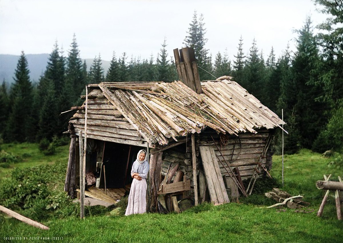 peppefrom's tweet image. Många av er ville se den här bilden igen så här kommer den. Den är tagen i Värmland, närmare bestämt i Östmark socken, Övra Busken. Stugan var belägen ett stycke norr om Röjdåfors. Dess enda innevånare är den gamla gumman, som syns på bilden. Hennes namn var, enligt Torsby