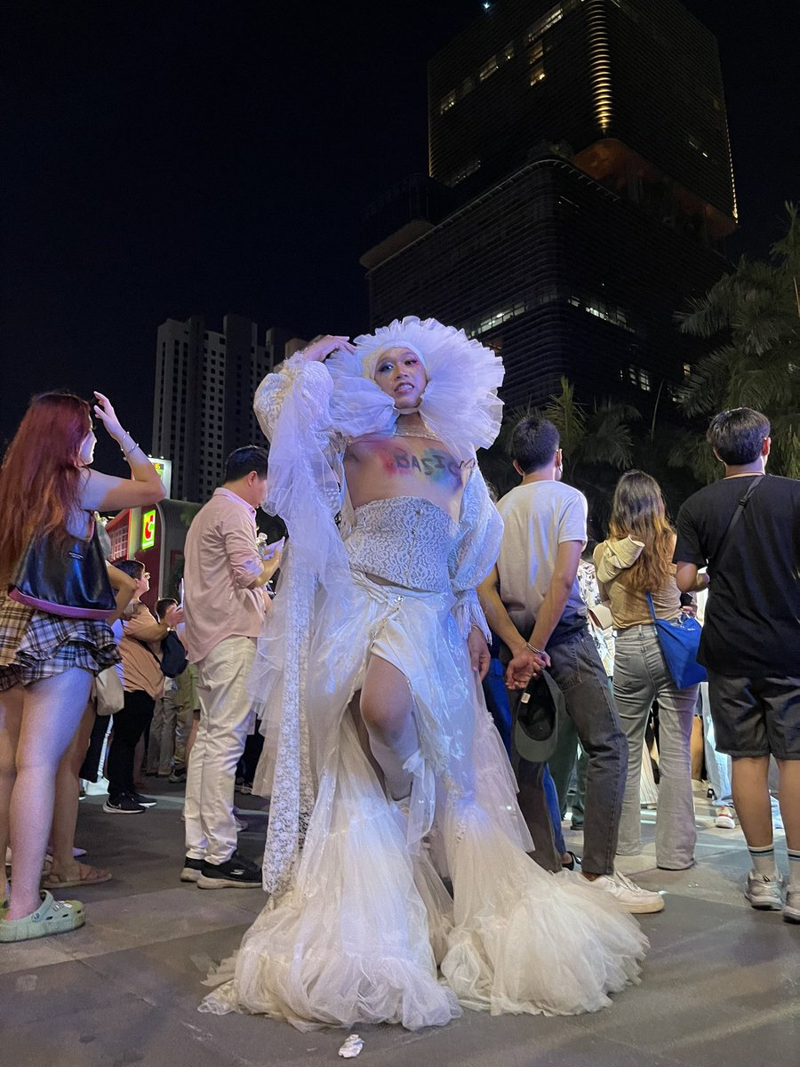 tonyon__'s tweet image. เธอออ เกินคาดมากก กิจกรรมตรง CTW คือจึ้งเกิน ไลน์อัพดี ทั้งศิลปิน ทั้งแดร็ก มาจอยกัน มันม่วนมากกก ปล.เต้นได้เลย เหยียบชุดนี่ก็ไม่เป็นไร 😂 #BangkokPrideCTW #BangkokPride2023 #PrideForAll