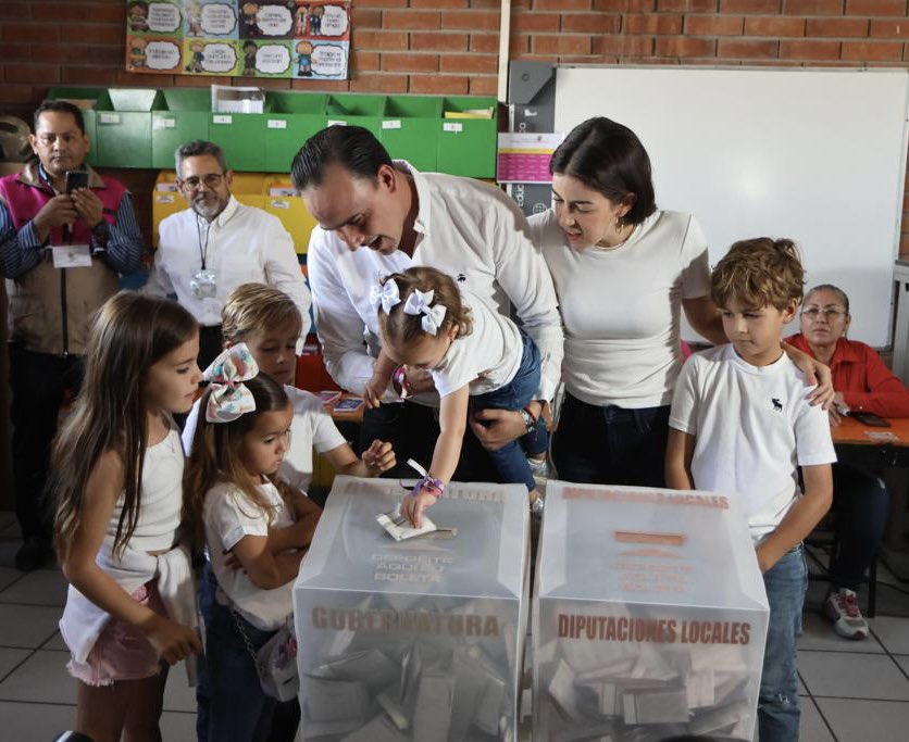 manolojim's tweet photo. En familia ya fuimos a votar. Hoy los coahuilenses estamos festejando una gran fiesta democrática tranquila y en paz. 🙏🏼🤠👍🏼 #Saltillo #Coahuila https://t.co/4Vt07OEgpA