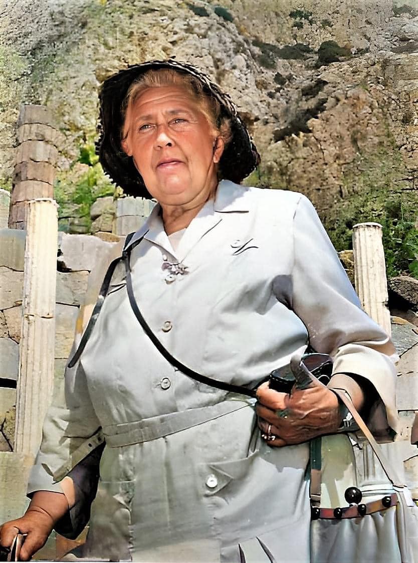 📸 | Agatha Christie visitando Delphi na Grécia em 1958 pela segunda vez. A primeira foi na década de 30. 🇬🇷