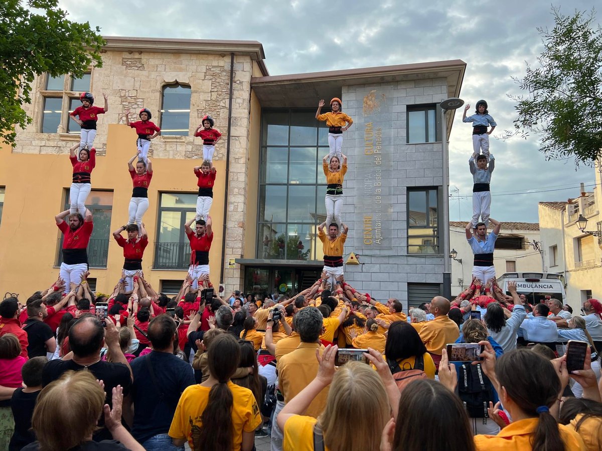 ENTITATS | [1/4] 📢Ahir dissabte es va celebrar la Diada Castellera de l'apadrinament dels @BousBisbal amb la participació de la colla local, els @nois1975 i els @Xicots. 
#Castellers #EntitatsBisbalPenedpes #AmbTotsSomDe7 #LaBisbalDelPenedès #BaixPenedès #Penedès