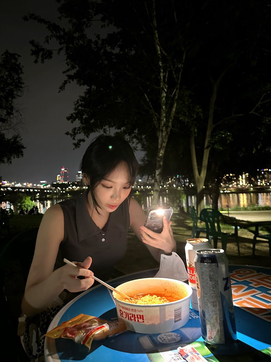 내가지금보고있는게. . .
한강데이트하는 김채원 김민주 맞냐고. . .