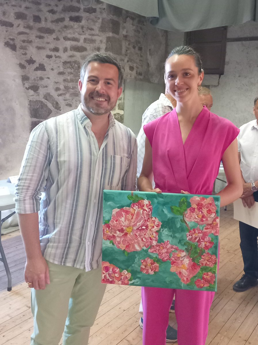 Adrien_Mottais's tweet photo. Grand plaisir de remettre le prix des #PetitesCitésDeCaractère à Inès qui a sublimé la roseraie de #LassayLesChateaux lors des Peintres dans la Rue. Prix remis pour la 1ère fois à une peintre catégorie Jeunes ! Bravo !🖌🌹 @FrancePcc @ensemblepourla1 @jean_raillard @ddevalicourt https://t.co/tKXegL8QRD