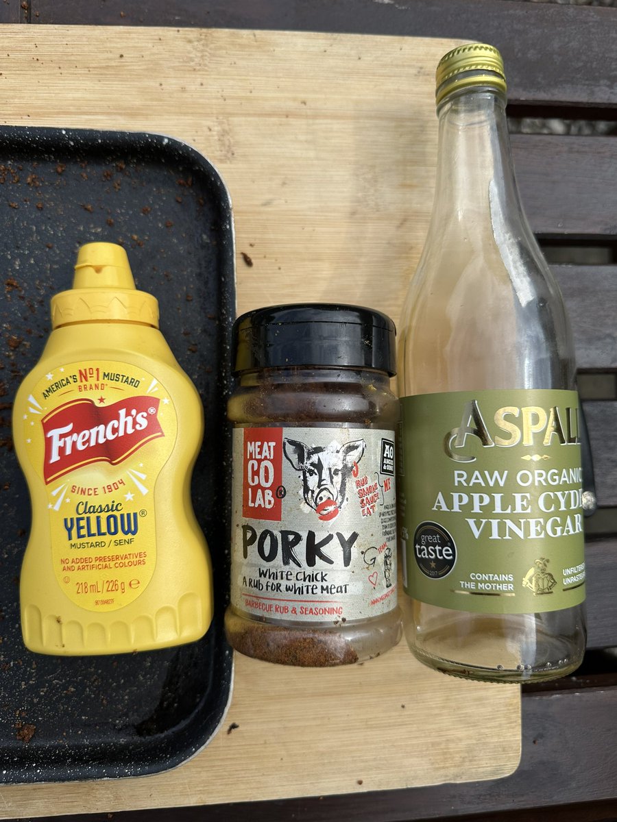 spicefire_uk's tweet photo. 1/2 
Bit of pulled pork this evening.  Used Frenchies mustard to bind the rub, Porky White Chick the rub of choice, spritzed with apple cider vinegar. Cooked for 4hr 30, til 96’c - rested for half hour or so. #pulledpork https://t.co/5Q5rKzK7K3