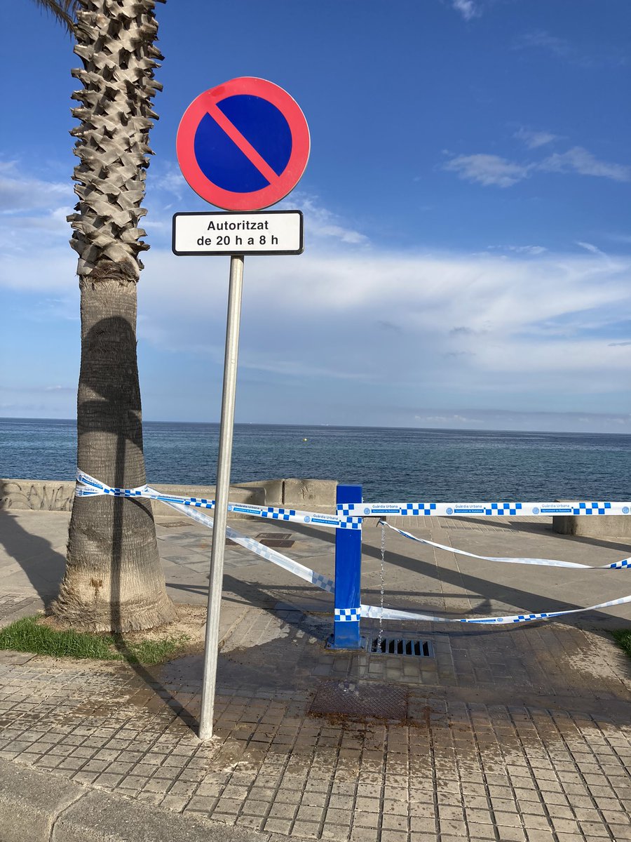 an9r3a's tweet photo. Font espatllada 💦 #fuita d’#aigua #Badalona #PlatjaCristall (41.4549996, 2.2602912) @aiguesbcnclient  @AjBadalona  @ParcsplatgesAMB @bomberscat Tanquen les dutxes per #sequera, mentres, la font llençant aigua https://t.co/H3JWUfT2Wf