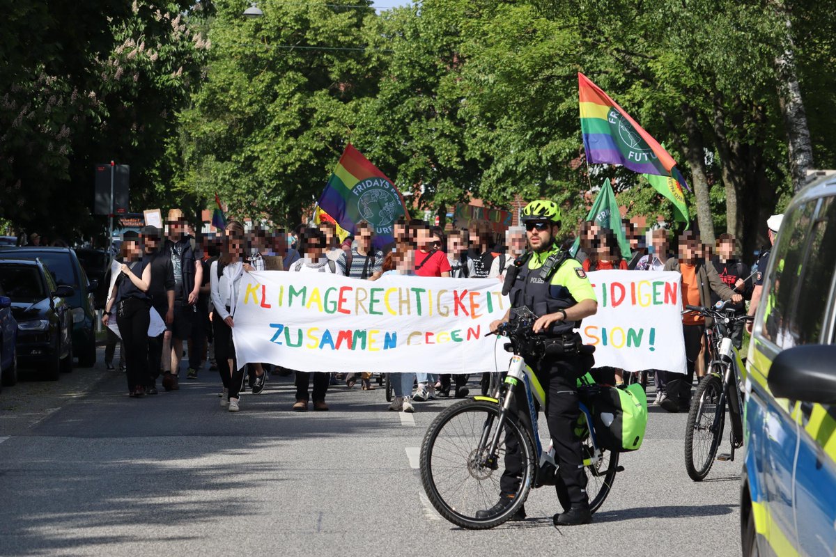 tkkgklima's tweet image. Am Mittwoch waren wir mit 200 Menschen gegen die aktuelle Repression gegen die Klimagerechtigkeitsbewegung auf der Straße. Ob Hausdurchsuchungen und 129er Verfahren gegen die #LetzteGeneration oder hohe Haftstrafen bei #BlockNeurath.

Wir stehen zusammen gegen Repression!