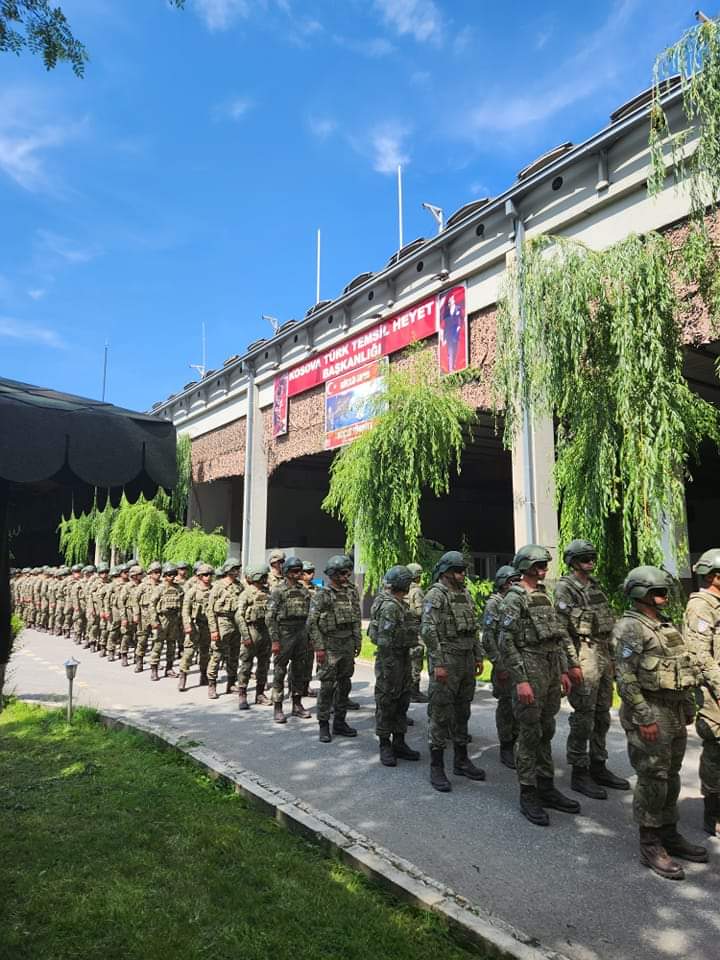 Biz sırtımızı TSK'ya yaslıyoruz
🇦🇱❤🇹🇷

Türk Komandolar Kosova'da!
