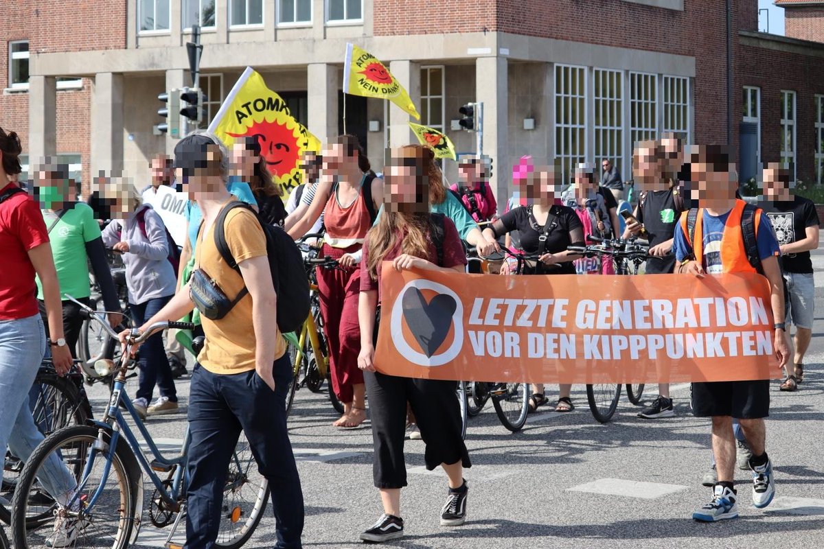 tkkgklima's tweet image. Am Mittwoch waren wir mit 200 Menschen gegen die aktuelle Repression gegen die Klimagerechtigkeitsbewegung auf der Straße. Ob Hausdurchsuchungen und 129er Verfahren gegen die #LetzteGeneration oder hohe Haftstrafen bei #BlockNeurath.

Wir stehen zusammen gegen Repression!