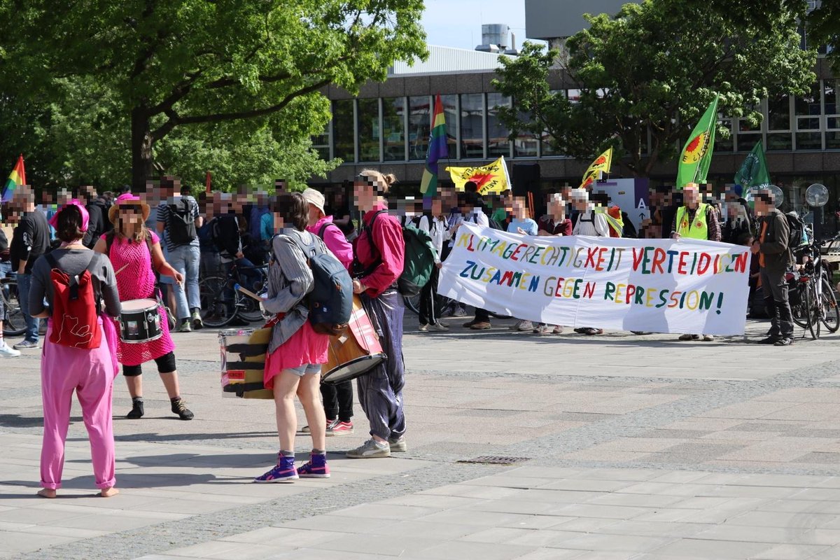 tkkgklima's tweet image. Am Mittwoch waren wir mit 200 Menschen gegen die aktuelle Repression gegen die Klimagerechtigkeitsbewegung auf der Straße. Ob Hausdurchsuchungen und 129er Verfahren gegen die #LetzteGeneration oder hohe Haftstrafen bei #BlockNeurath.

Wir stehen zusammen gegen Repression!