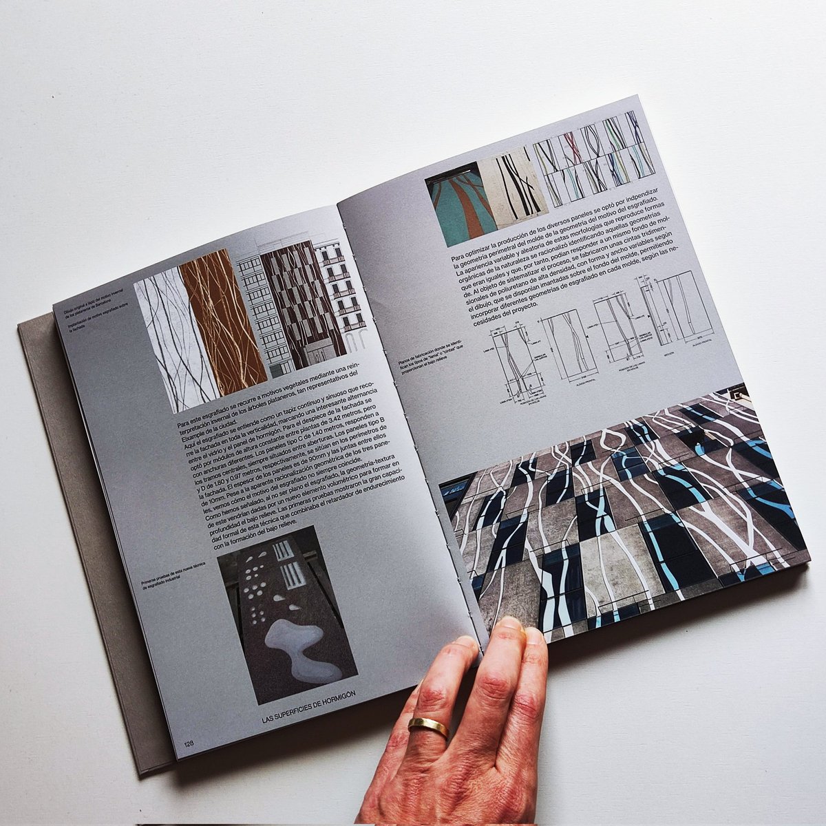 oparisv's tweet photo. El pasado martes presentamos en la @FundacioMies el libro 'UN MATERIAL PARA IMAGINAR’ 50 años de Hormigón Arquitectónico @Escofet
#escofet #architecturelovers #desing #facade #concrete #architecturaldetail #hormigon #epseb #etsab #etsav #uicarchitecture #lasalle https://t.co/OVgZVEjONK