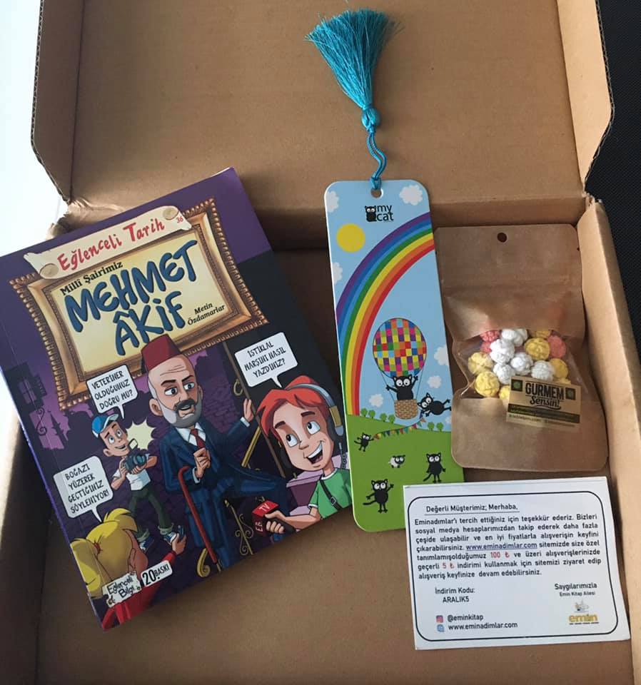 Bir öğretmenimizin tüm sınıfa özel kutusunda karne hediyesi... Her öğrenciye bir kutu... 
Katılım için sadece paylaşımı beğenmeniz yeterli...
Yorum, retweet, takip ve etiket şartı yok.
Son katılım 8 Haziran 2023. saat 20.00... Kazananın açıklanması 8 Haziran saat: 20.30.