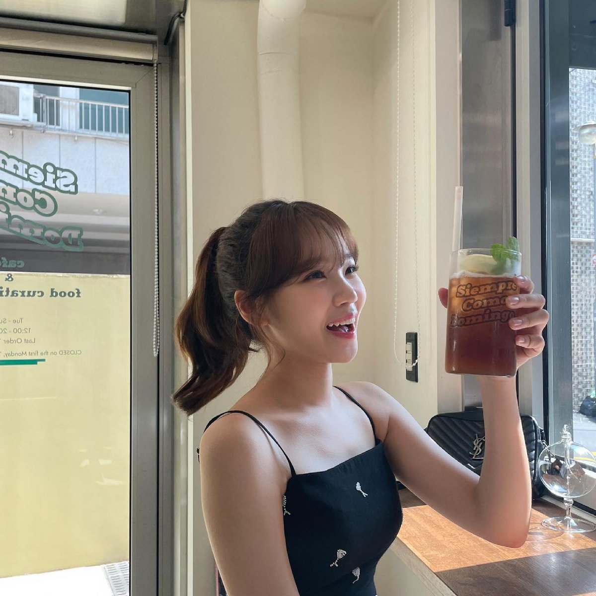 elsserafim's tweet photo. chaewon in minju’s pov 🥹🫶 https://t.co/k7KNnTLFAw