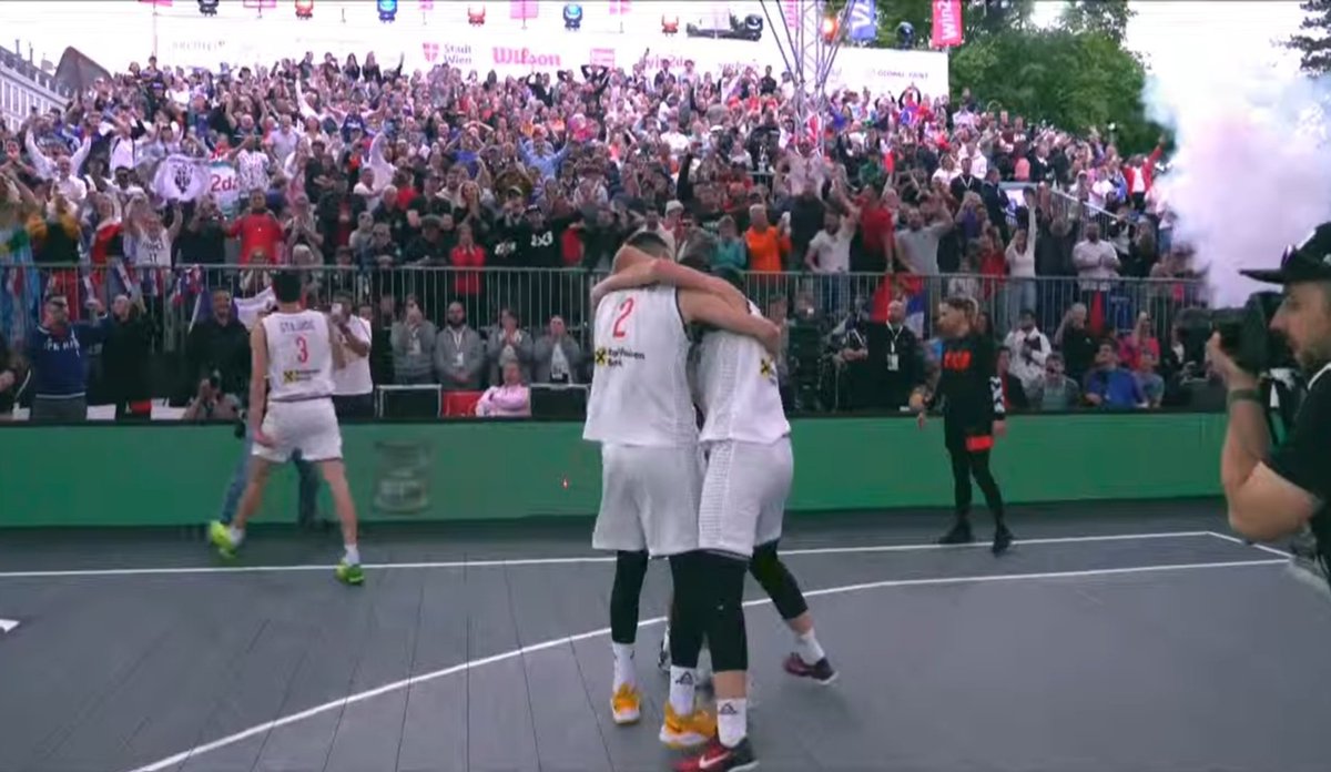 Srbija je šesti put 3x3 šampion sveta!!! U finalu Svetskog prvenstva u Beču pali su Amerikanci 21:19!!! Bravo šampioni, raduj se Srbijo!!!
#3x3WC #fiba3x3 #3x3 #reprezentacija #KSS