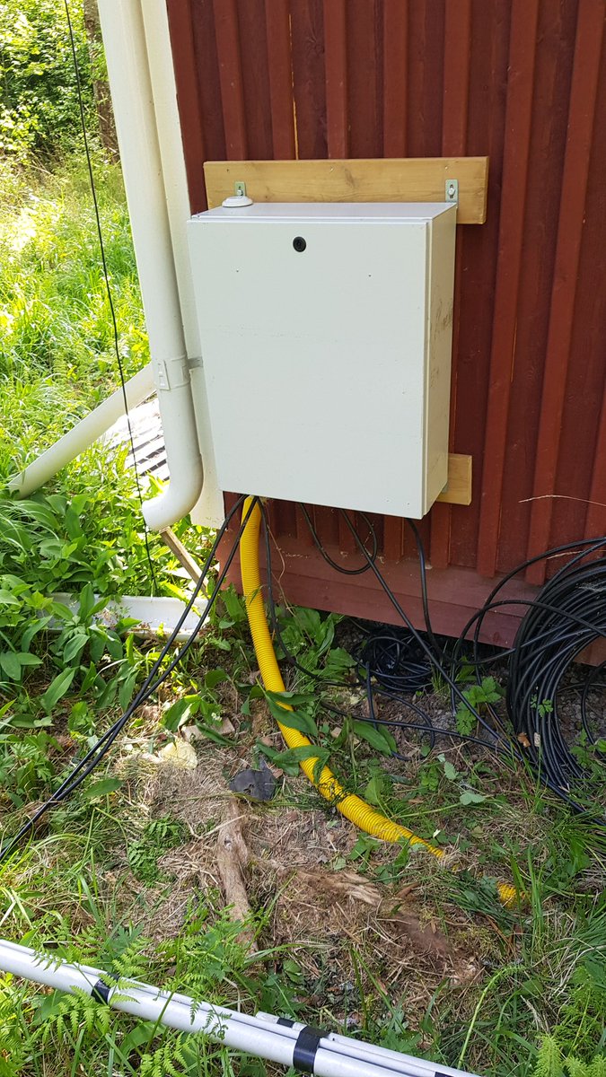 I finally started to get the entrance panel finished. Still have to do the patch cables, but that have to wait for a rainy day. A proper ground stake must also be added.