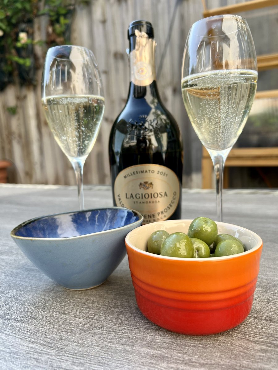 Bubbles o’clock - excellent value and taste of fresh strawberries and peach. @lagioiosauk La Gioiosa Valdobbiadene Prosecco DOCG - perfect sparkling glass on a warm evening! #prosecco