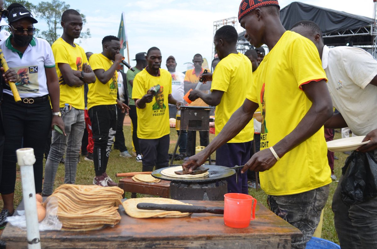 mukigawamuhoozi's tweet photo. Our basic agenda is to end unemployment through skilling and supporting  entrepreneurs, today in kayunga the Mk army  youth that do chapati to earn a living show cased there skills and encouraged more youth to join the business , thanks @mkainerugaba for inspiring youth to work https://t.co/VfXYEcEbwS