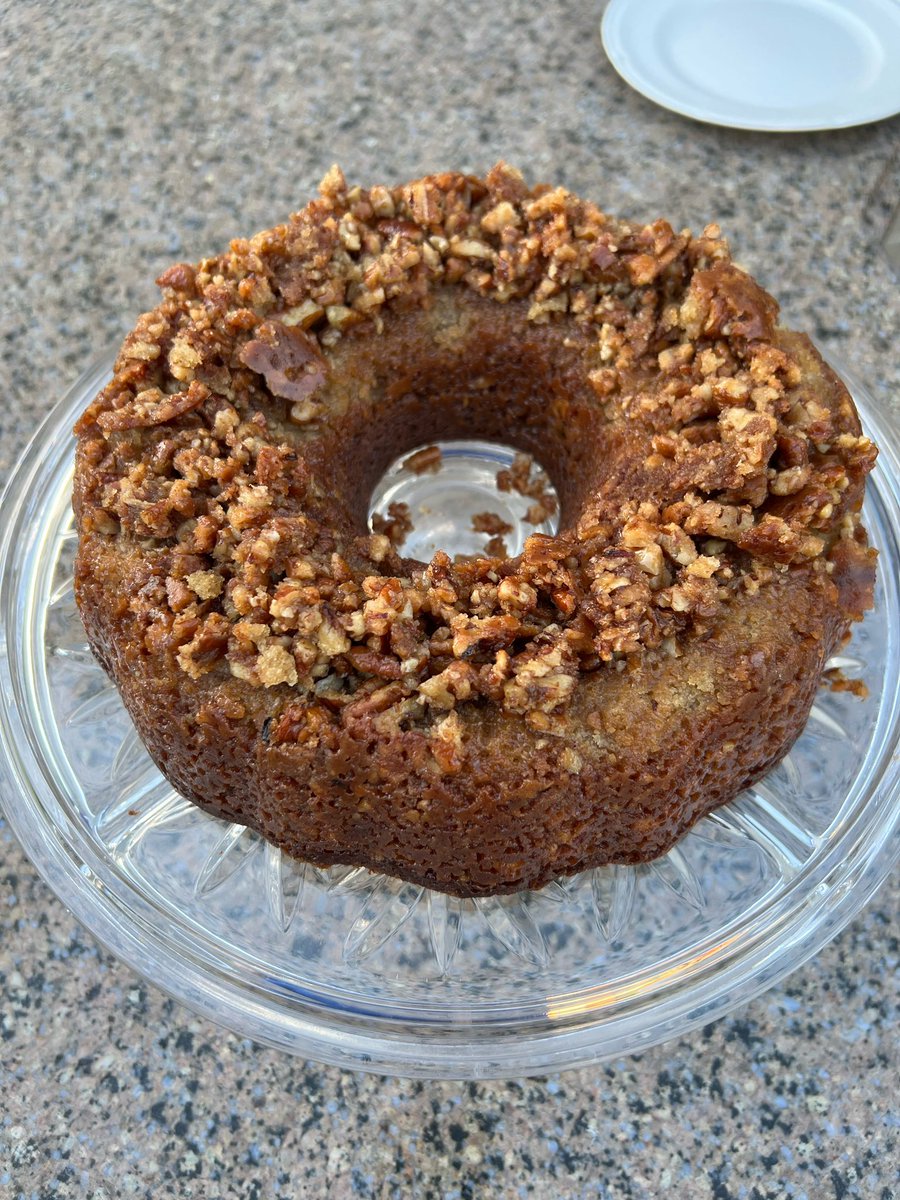 DessertBaee's tweet photo. Maple Pecan Upside Down Cake‼️ 🍁🍰 Full of warm maple and cinnamon flavors! #pecancake #pecans #baking #cake #dessertbae #cakesbae https://t.co/MR46bxpqJO
