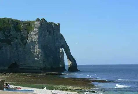 Etretat Cliffs on the #Normandy coast 

 buff.ly/3MJsfR8 #France 🇨🇵 #travel #photo