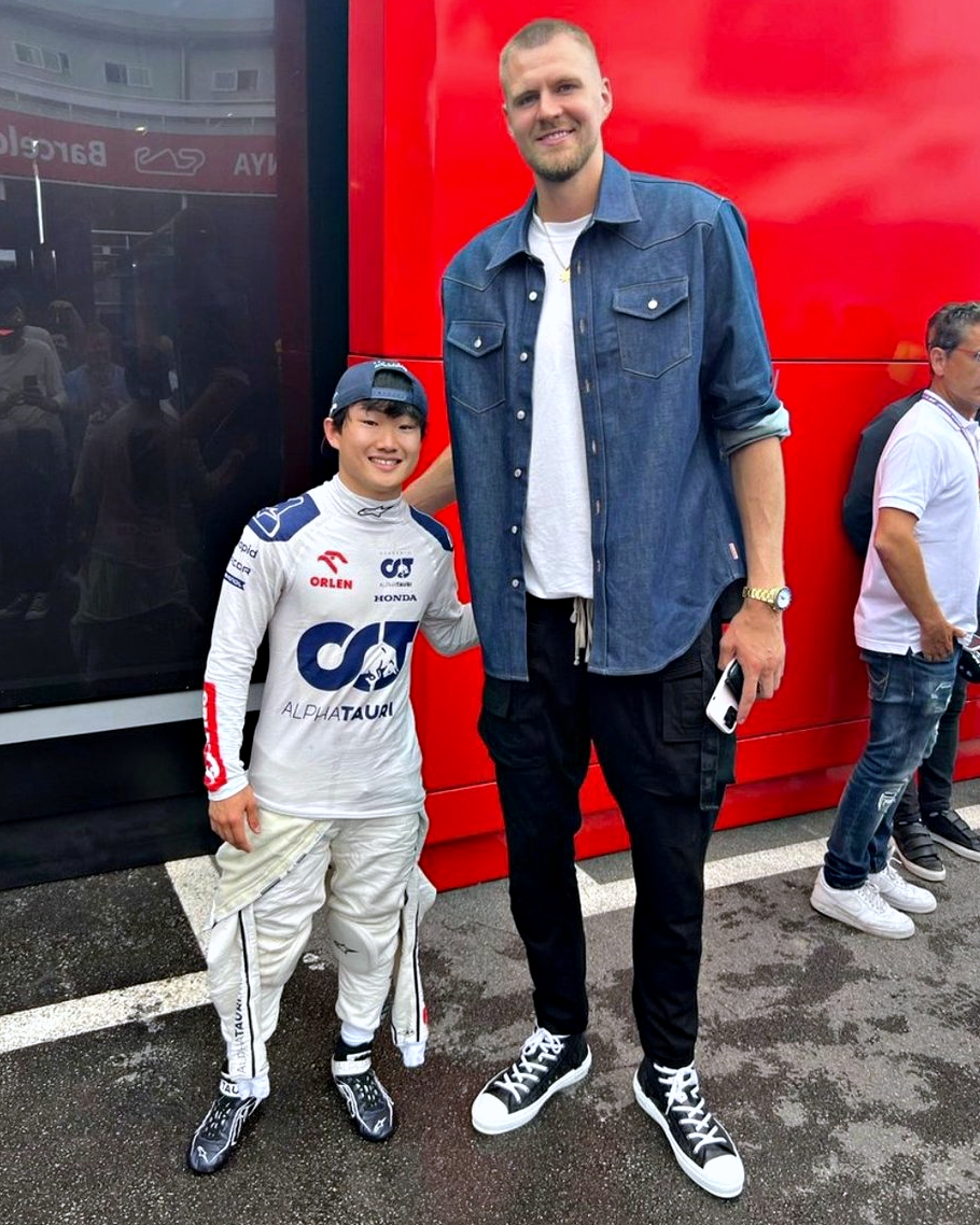 Porzingis (2.21m) ao lado do piloto Tsunoda (1.59m) 😅